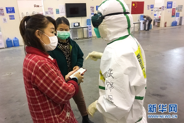 張錦星和方艙患者在一起