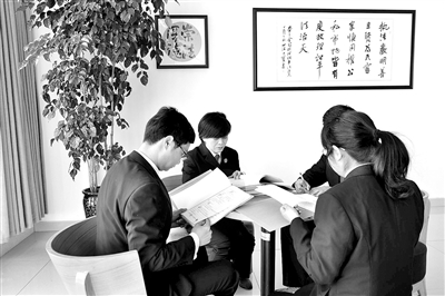 圖為本案合議庭法官在討論案情。 徐燕梅 攝