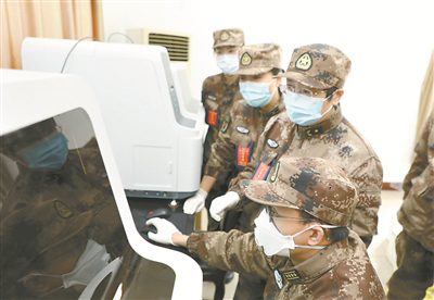 陳薇院士查看核酸檢測(cè)數(shù)據(jù)。邵龍飛 攝