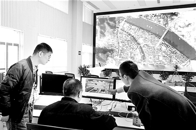 圖為浙江省常山縣紀(jì)委監(jiān)委成立“廉節(jié)清風(fēng)”檢查組，深入大數(shù)據(jù)中心核查節(jié)假日期間違規(guī)使用公車等問(wèn)題，深挖細(xì)查，嚴(yán)肅糾治“車輪上的腐敗”。（資料圖片）