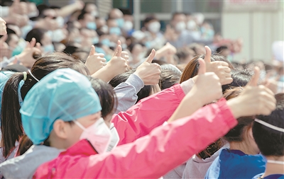 3月19日，又有多批援鄂醫(yī)療隊(duì)離開武漢。在離開的時(shí)候，負(fù)責(zé)為醫(yī)療隊(duì)隊(duì)員提供保障服務(wù)的工作人員、警察、酒店職工以及在路邊等候的武漢市民紛紛揮手向醫(yī)療隊(duì)隊(duì)員們作別，醫(yī)療隊(duì)隊(duì)員與送別的人們互道珍重，說一聲再見，并相約等疫情結(jié)束，再在武漢相會(huì)。 新華社記者 費(fèi)茂華 攝