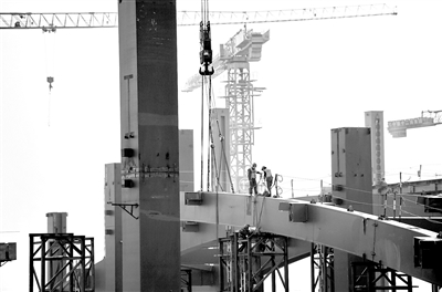 在《河北雄安新區(qū)總體規(guī)劃（2018-2035年）》的引領(lǐng)下，雄安新區(qū)的發(fā)展圖景越發(fā)清晰，一座承載著千年大計(jì)的“未來(lái)之城”呼之欲出。圖為3月18日，工人在京雄城際鐵路雄安站施工。新華社記者 牟宇 攝