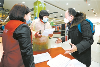 湖北省武漢市中百倉(cāng)儲(chǔ)百步亭花園路店經(jīng)理張莉霞（中）在接待前來洽談團(tuán)購(gòu)業(yè)務(wù)的居民小區(qū)代表（右）。  新華社記者 沈伯韓 攝