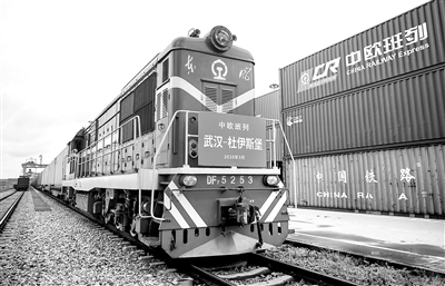 3月28日，開往德國杜伊斯堡的中歐（武漢）班列從中鐵聯(lián)集武漢中心站駛出，標(biāo)志著中歐班列（武漢）恢復(fù)常態(tài)化運(yùn)營。 新華社記者 肖藝九 攝