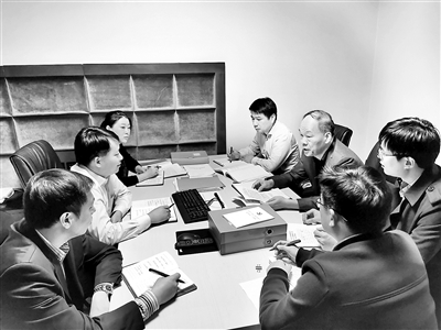 陜西省紀委監(jiān)委不斷提高辦案規(guī)范化法治化水平，以辦案工作高質(zhì)量推動紀檢監(jiān)察工作高質(zhì)量發(fā)展。圖為基層紀委監(jiān)委審查調(diào)查室干部在討論專案案情。