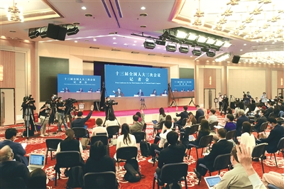 5月24日，十三屆全國人大三次會議舉行記者會，邀請國務(wù)委員兼外交部長王毅就“中國外交政策和對外關(guān)系”相關(guān)問題回答中外記者提問。為有效防控疫情，共同維護公共衛(wèi)生與健康，記者會采用網(wǎng)絡(luò)視頻形式進行，圖為記者“云提問”。本報記者 瞿芃 攝