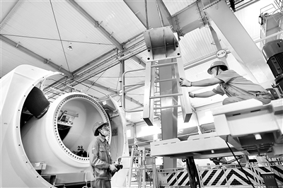 ▶河北省邢臺經(jīng)濟(jì)開發(fā)區(qū)積極落實(shí)各項(xiàng)惠企穩(wěn)企政策，加大企業(yè)幫扶支持力度，及時解決企業(yè)實(shí)際困難，助力企業(yè)開足馬力保生產(chǎn)。圖為邢臺經(jīng)濟(jì)開發(fā)區(qū)一家科技公司生產(chǎn)車間。 新華社記者 朱旭東 攝