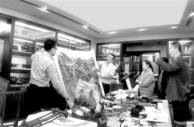 紀檢監(jiān)察人員在調查福建省詔安縣委原書記何德發(fā)涉嫌職務犯罪時，依規(guī)依紀依法搜查何德發(fā)住所。 （資料圖片）