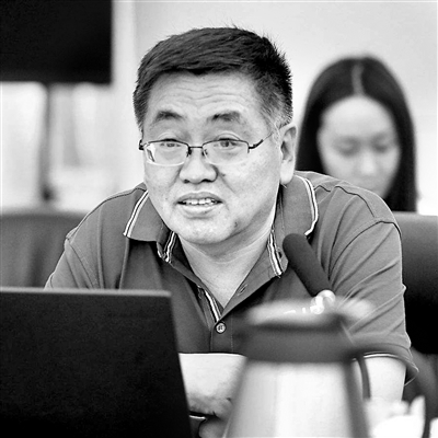 嘉賓簡介 孫久文 孫久文，中國人民大學應用經(jīng)濟學院區(qū)域與城市經(jīng)濟研究所教授，國務院扶貧開發(fā)領(lǐng)導小組專家咨詢委員會委員，教育部馬克思主義理論研究和建設(shè)工程（區(qū)域經(jīng)濟學）首席專家。主要研究區(qū)域經(jīng)濟理論、區(qū)域規(guī)劃、城市經(jīng)濟和扶貧開發(fā)，出版著作20多部，發(fā)表論文200多篇