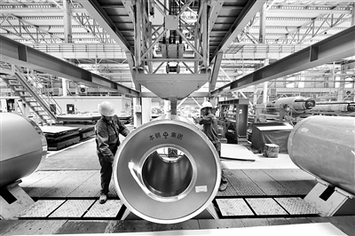 改革開放以來，我國相繼實行沿海優(yōu)先發(fā)展、西部大開發(fā)、振興東北等老工業(yè)基地、中部崛起戰(zhàn)略，區(qū)域協(xié)同發(fā)展效應不斷增強。近年來，東北老工業(yè)基地城市以生態(tài)保護為杠桿，調(diào)整產(chǎn)業(yè)結(jié)構(gòu)，推動傳統(tǒng)產(chǎn)業(yè)改造升級，促進新興產(chǎn)業(yè)加快發(fā)展，不斷釋放出東北振興發(fā)展新動能。圖為本鋼集團第三軋鋼廠現(xiàn)代化生產(chǎn)車間。據(jù)新華社