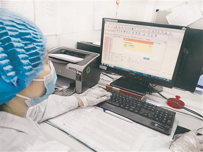 在開藥過程中，如果出現(xiàn)藥不對癥、用藥劑量超出一般范圍等情況，醫(yī)保智能監(jiān)控審核系統(tǒng)將會彈窗提醒情況。圖為南岸區(qū)中西醫(yī)結(jié)合醫(yī)院中西醫(yī)門診內(nèi)科醫(yī)生展示系統(tǒng)運(yùn)行情況。  （南岸區(qū)醫(yī)保局供圖）