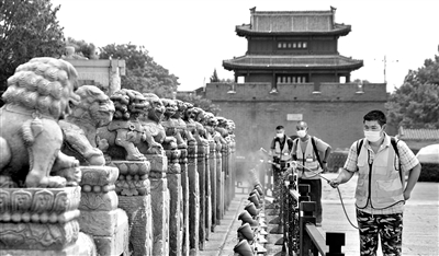 抗疫斗爭中，中國共產(chǎn)黨總攬全局、協(xié)調(diào)各方，做到了“集中力量辦大事”，正是對其高度組織能力的最好驗證。圖為7月4日，北京市豐臺區(qū)組織防疫人員對公共場所進行大規(guī)模環(huán)境消毒及疫情隱患排查。新華社記者 李欣 攝