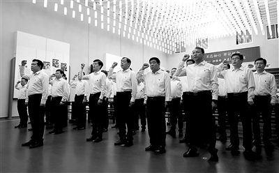 圖為河北省邢臺市清河縣黨員干部在開展重溫入黨誓詞、堅(jiān)定理想信念活動。  新華社記者 邢廣利 攝