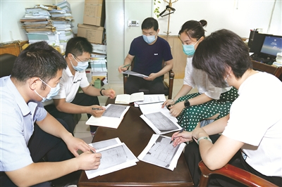 以案為鑒，濟(jì)寧市紀(jì)委監(jiān)委今年加強(qiáng)與財政、審計、旅游管理等部門的協(xié)作，不斷加大對隱形變異公款旅游問題查處力度。圖為近日，該市紀(jì)檢監(jiān)察干部對部分黨政機(jī)關(guān)會議培訓(xùn)報銷情況進(jìn)行抽查。（濟(jì)寧市紀(jì)委監(jiān)委供圖）