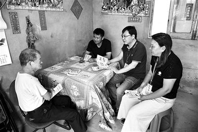 江蘇省泰州市姜堰區(qū)紀(jì)委監(jiān)委緊盯“六穩(wěn)”“六?！惫ぷ髦械男问街髁x官僚主義問題，對(duì)推進(jìn)復(fù)工復(fù)產(chǎn)復(fù)農(nóng)、穩(wěn)就業(yè)舉措、困難群眾基本生活保障等政策落實(shí)情況開展監(jiān)督檢查。圖為日前該區(qū)紀(jì)檢監(jiān)察干部在三水街道杏林村五保戶家中了解基本生活保障政策落實(shí)情況。凌澄 攝