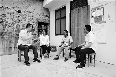 河南省滎陽(yáng)市紀(jì)委監(jiān)委緊盯惠民資金落實(shí)情況開(kāi)展監(jiān)督，堅(jiān)決查處虛報(bào)冒領(lǐng)、克扣拖欠補(bǔ)助資金等行為。圖為近日，該市紀(jì)檢監(jiān)察干部在農(nóng)戶家了解補(bǔ)助資金撥付情況。宋志遠(yuǎn) 攝