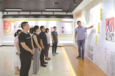 四川省劍閣縣紀委監(jiān)委挖掘清代李榕“祖訓六言”“母教四戒”等家風家訓和廉潔故事，建成李榕紀念館，以家風家規(guī)文化涵養(yǎng)風清氣正的政治生態(tài)。圖為近日，該縣黨員干部在李榕紀念館接受家風教育。賈海凡 攝