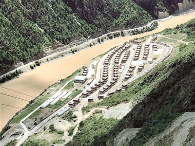 圖為德格縣易地扶貧搬遷后建設(shè)的雨托新村。沖翁多吉 攝