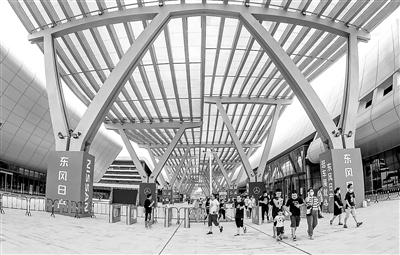 圖為2020年6月26日，福建泉州，第二十七屆中國(guó)泉州國(guó)際汽車展在晉江國(guó)際會(huì)展中心舉行，市民在參觀展會(huì)。（視覺中國(guó)供圖）