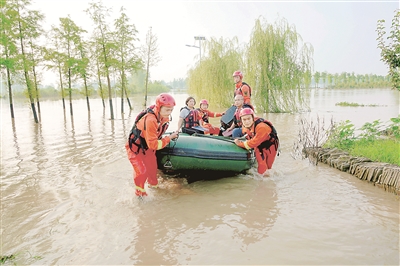 7月20日下午，安徽省阜南縣王家壩鎮(zhèn)紀(jì)委干部乘皮劃艇趕到該鎮(zhèn)李郢村鄭臺(tái)孜莊臺(tái)，了解群眾防汛及生活保障情況。本報(bào)記者 姜永斌 攝