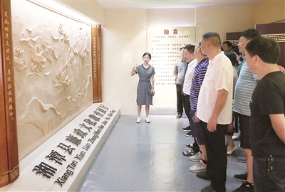 湖南省湘潭市組織黨員干部聽廉政黨課、看警示教育片、旁聽法院庭審、參觀廉政基地，要求深刻汲取陳三新等案件教訓(xùn)，在廉潔用權(quán)的同時，管住身邊人、家里人，防止濫用影響力。圖為湘潭縣黨員干部走進廉政文化教育基地接受警示教育。 李麗 攝