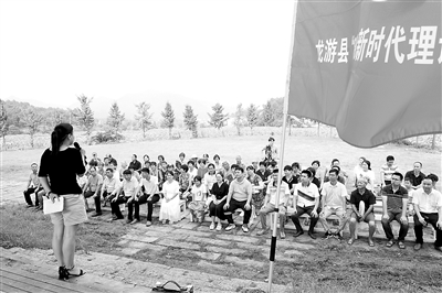 ▶浙江省龍游縣組建以各行各業(yè)青年人為主體的“8090”新時(shí)代宣講團(tuán)，走進(jìn)田間地頭、村社廣場(chǎng)進(jìn)行宣講。圖為7月14日，在橫山鎮(zhèn)天池村，援鄂護(hù)士余娜為村民講述自己在武漢的親身經(jīng)歷。 新華社記者 翁忻旸 攝