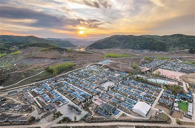 2019年農(nóng)業(yè)農(nóng)村部“三公”經(jīng)費(fèi)支出決算較預(yù)算節(jié)省了3742.58萬(wàn)元，而用于農(nóng)村環(huán)境保護(hù)方面的支出決算為11337.15萬(wàn)元，與預(yù)算基本持平，支出用于農(nóng)村環(huán)境綜合整治、小城鎮(zhèn)環(huán)境保護(hù)、環(huán)境優(yōu)美鄉(xiāng)鎮(zhèn)及生態(tài)村創(chuàng)建等多個(gè)方面，有力改善了農(nóng)村群眾居住條件，農(nóng)村生產(chǎn)生活環(huán)境逐步提升。圖為吉林省延邊朝鮮族自治州和龍市西城鎮(zhèn)金達(dá)萊民俗村的朝鮮族民居（5月7日攝）。新華社記者 �