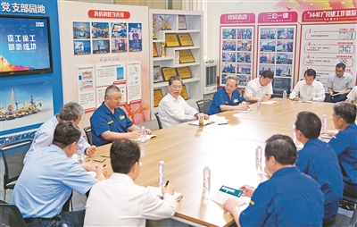 7月19日至22日，中共中央政治局常委、中央紀(jì)委書記趙樂際到江蘇調(diào)研。這是7月20日，趙樂際在徐工集團(tuán)徐州重型機(jī)械有限公司與職工代表座談交流。 新華社記者 張領(lǐng) 攝