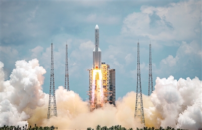 2020年7月23日12時41分，我國在海南島東北海岸中國文昌航天發(fā)射場，用長征五號遙四運載火箭將我國首次火星探測任務(wù)“天問一號”探測器發(fā)射升空。  新華社記者 胡喆 攝