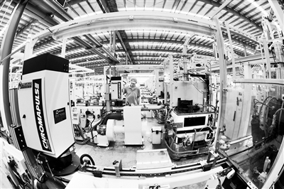 近年來，福建省廈門市持續(xù)推出大力扶持高新技術(shù)企業(yè)的相關(guān)措施，以優(yōu)質(zhì)的營(yíng)商環(huán)境助力企業(yè)家開拓創(chuàng)新，共同做大做強(qiáng)廈門經(jīng)濟(jì)。圖為同安區(qū)某企業(yè)通過完善易拉蓋全自動(dòng)化生產(chǎn)技術(shù)提升核心競(jìng)爭(zhēng)力。 何東方 攝