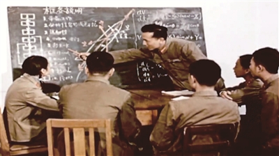 鄧稼先帶領(lǐng)團(tuán)隊(duì)對(duì)原子彈的物理過(guò)程進(jìn)行了大量模擬計(jì)算和分析，從而邁出了中國(guó)獨(dú)立研究設(shè)計(jì)核武器的第一步。圖為研究人員在進(jìn)行原子彈科研攻關(guān)。胥德勇 供圖