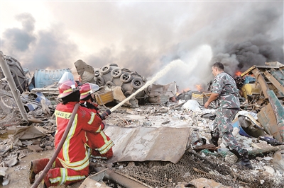 消防員在撲滅爆炸引發(fā)的大火。（圖片來(lái)源：人民視覺(jué)）