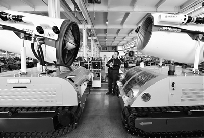 現(xiàn)代科技為國家治理引入新范式、創(chuàng)造新工具、構建新模式，有效提升了國家治理現(xiàn)代化水平。圖為河北省唐山市一家消防機器人企業(yè)的技術員在調試剛剛下線的消防機器人。 新華社記者 楊世堯 攝