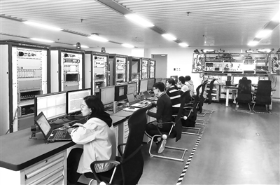 圖為紅旗電子電氣架構(gòu)團(tuán)隊(duì)的成員在實(shí)驗(yàn)室內(nèi)工作。（資料圖片）