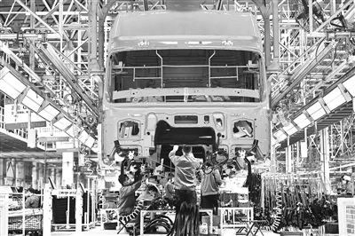 陜西汽車控股集團(tuán)有限公司在做好疫情防控工作的前提下，多措并舉全力恢復(fù)重卡產(chǎn)能。圖為工人在重卡總裝線工作。 新華社記者 張博文 攝