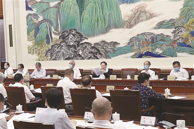 8月11日，十三屆全國人大常委會第二十一次會議審議了國家監(jiān)察委員會關于開展反腐敗國際追逃追贓工作情況的報告。圖為分組審議現(xiàn)場。樊如鈞 攝