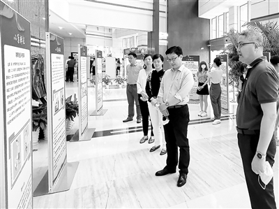 近期，上海市紀(jì)委監(jiān)委組織開展“以案釋紀(jì)——機(jī)關(guān)黨員干部違紀(jì)違法典型案例警示教育展”，用身邊事教育身邊人，增強(qiáng)警示教育的針對(duì)性。圖為該市黨員干部正在參觀展覽。 王瑋 攝