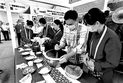 圖為8月11日，在山西大同舉辦的全國(guó)扶貧職業(yè)技能大賽上選手們?cè)谡故炯寄?。新華網(wǎng)發(fā) （王超 攝）