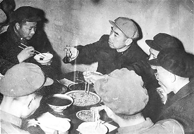 1958年的11月26日，周恩來、賀龍陪外賓參觀應(yīng)城紅旗人民公社。吃飯時(shí)，原本應(yīng)城縣委準(zhǔn)備了豐盛菜肴，周恩來審查菜單時(shí)全部否定，強(qiáng)調(diào)只準(zhǔn)四菜一湯。吃飯時(shí)，周恩來往自己碗里夾豆芽、菠菜，把魚肉不停地夾給社員們，說：“你們勞累辛苦，吃點(diǎn)魚肉補(bǔ)身子?！憋埡螅芏鱽矶?，原先準(zhǔn)備的另外菜肴，全部送給敬老院、婦產(chǎn)院和幼兒園。 （資料圖片）