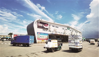 8月13日，深圳市疫情防控指揮部發(fā)布消息稱，采自龍崗區(qū)海吉星農批市場的1份進口凍雞翅表面樣品新冠病毒核酸檢測呈陽性。目前，該市已對相關庫存產(chǎn)品全部封存并進行核酸檢測，結果均為陰性，對已售出產(chǎn)品全部追溯并通報相關機構處置；對相關產(chǎn)品外包裝及存放環(huán)境全面消殺。圖為海吉星農批市場，D1、D2、D3凍品區(qū)已關閉。（資料圖片）