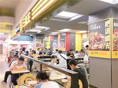 廣西三品王餐飲管理公司主營米粉，基于節(jié)約考慮，自6月取消免費(fèi)加粉，加1兩粉收1元錢，有效避免了浪費(fèi)，剩粉廚余由之前的20%以上下降到不超過5%。圖為顧客在三品王南寧朝陽百盛分店用餐。三品王公司供圖