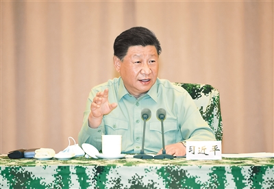 8月20日上午，正在安徽視察調(diào)研防汛救災(zāi)工作的中共中央總書記、國家主席、中央軍委主席習(xí)近平聽取軍隊(duì)參與防汛救災(zāi)情況匯報(bào)，代表黨中央和中央軍委，對參與防汛救災(zāi)的人民解放軍指戰(zhàn)員、武警部隊(duì)官兵、民兵預(yù)備役人員致以誠摯問候。這是習(xí)近平在聽取匯報(bào)后發(fā)表重要講話。新華社記者 李剛 攝