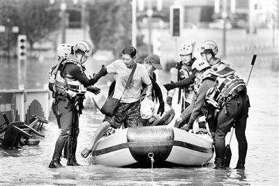 圖為日前，重慶磁器口部分商鋪和房屋被淹，當(dāng)?shù)厥転?zāi)居民和商戶在防汛救災(zāi)人員的協(xié)助下有序撤離。 新華社記者 唐奕 攝