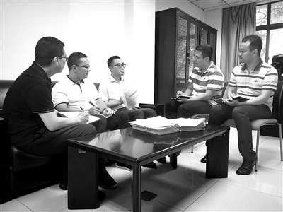 重慶市紀(jì)委監(jiān)委針對(duì)扶貧領(lǐng)域資金和項(xiàng)目監(jiān)管中存在的問(wèn)題，推進(jìn)相關(guān)責(zé)任單位開(kāi)展“以案四改”，切實(shí)做好查辦案件“后半篇文章”。圖為紀(jì)檢監(jiān)察干部研究部署“以案四改”情況監(jiān)督檢查方案。高薦 攝