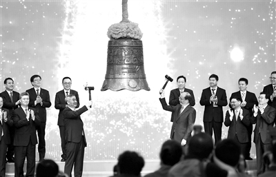 黨的十九大以來，以習(xí)近平同志為核心的黨中央推動全面深化改革的新舉措一茬接著一茬，一幅風(fēng)生水起、蹄疾步穩(wěn)的改革畫卷躍然如見。圖為深圳證券交易所舉行的創(chuàng)業(yè)板改革并試點注冊制首批企業(yè)上市的敲鐘儀式。