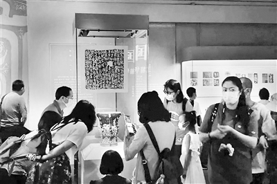 中華文化源遠(yuǎn)流長、博大精深，代表著中華民族獨特的精神標(biāo)志，為我們堅定文化自信提供了深厚滋養(yǎng)。圖為觀眾在中國國家博物館參觀具有豐富文化內(nèi)涵的“宅茲中國——寶雞出土青銅器與金文精華”展。 （資料圖片）