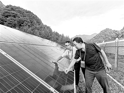 國家電網(wǎng)堅持扶貧領(lǐng)域巡視巡察上下聯(lián)動，統(tǒng)籌各類監(jiān)督力量，推動各項扶貧舉措落地見效。圖為國家電網(wǎng)巡視巡察人員在湖北省神農(nóng)架光伏扶貧電站開展下沉調(diào)研，了解扶貧重點(diǎn)項目實施情況。張超 攝