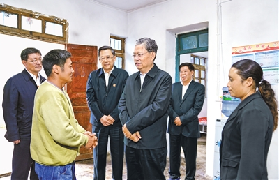 9月13日至16日，中共中央政治局常委、中央紀(jì)委書記趙樂際到貴州調(diào)研。這是9月14日，趙樂際來到畢節(jié)市威寧縣格書村，走訪慰問貧困戶。 新華社記者 張領(lǐng) 攝