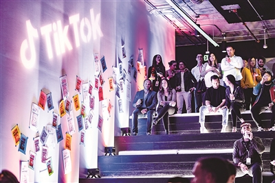 TikTok美國洛杉磯新總部位于洛杉磯卡爾弗城，整體空間充滿色彩、活力，體現了TikTok有趣而愉悅的個性。圖為公司員工在洛杉磯總部的合影。  （圖片來源：GA環(huán)球建筑）