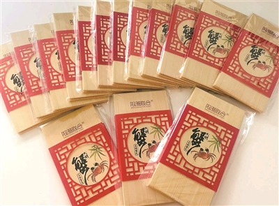 從電商平臺熱銷蟹卡的售后評價中可以發(fā)現，大多數消費者買來用于送禮。圖為買家在評論中曬出的蟹卡實物。 （資料圖片）